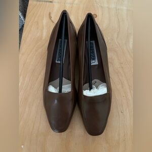 NWOB Women’s Capezio Jenny Brown Leather Square Toe Flat Loafers / 7.5M